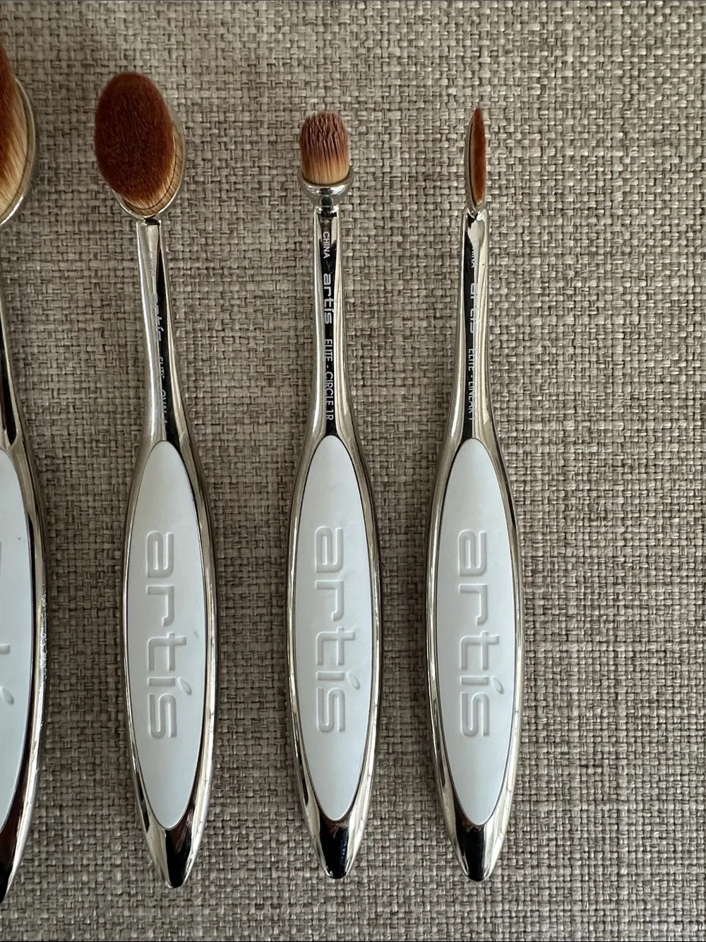 artis Oval Brush Set in White and Brown